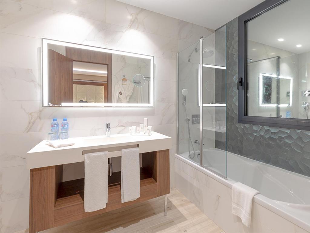 Az Hotels Grand Oran Es Senia Екстериор снимка
